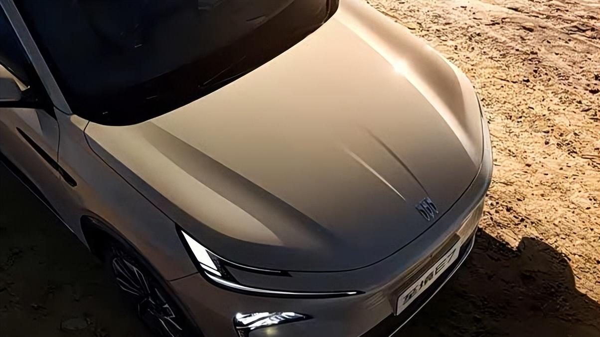 别克也玩大五座？至境E7不止于大，后排影院+冷暖箱全配齐了