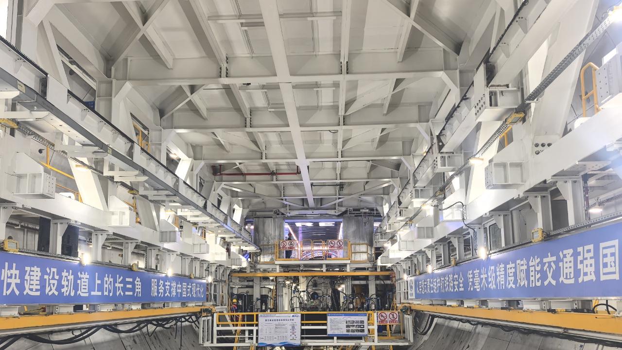世界最大直徑高鐵盾構機“領航號”成功“上岸”