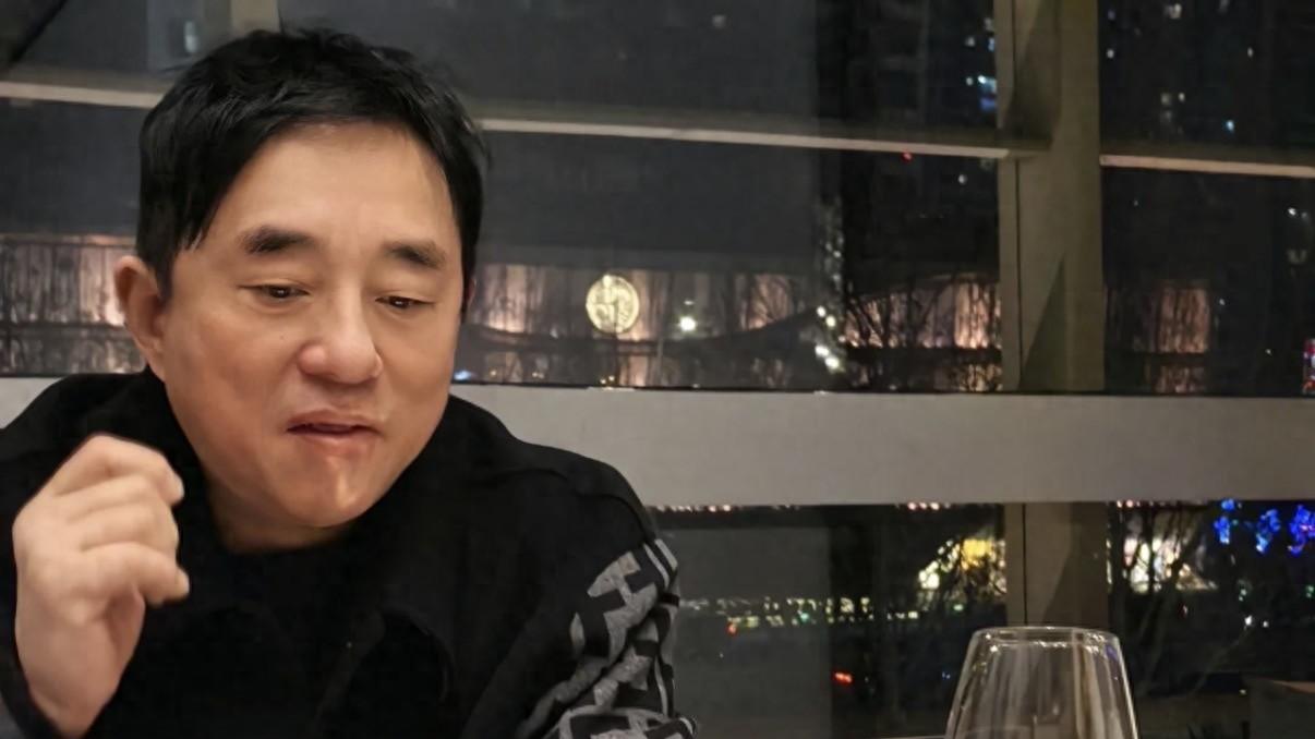 吕方带女儿游北京吃烤鸭，5岁女儿看片鸭很可爱，长得好像吕方