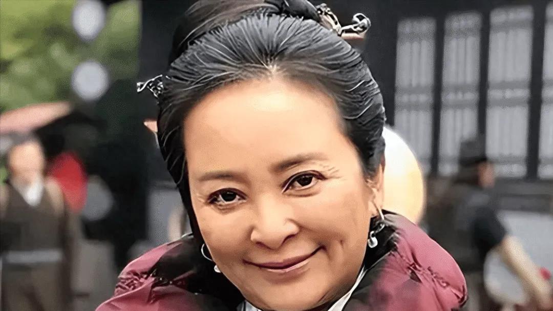 62岁李勤勤近况曝光！经历三次失败跨国婚姻，与34岁儿子相依为命