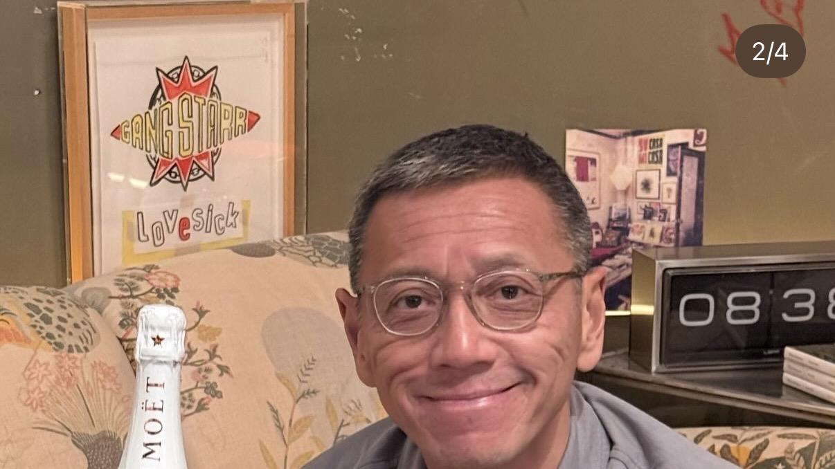 杨其龙罕同框父亲杨受成，58岁头发花白慈眉善目，父子俩长得好像