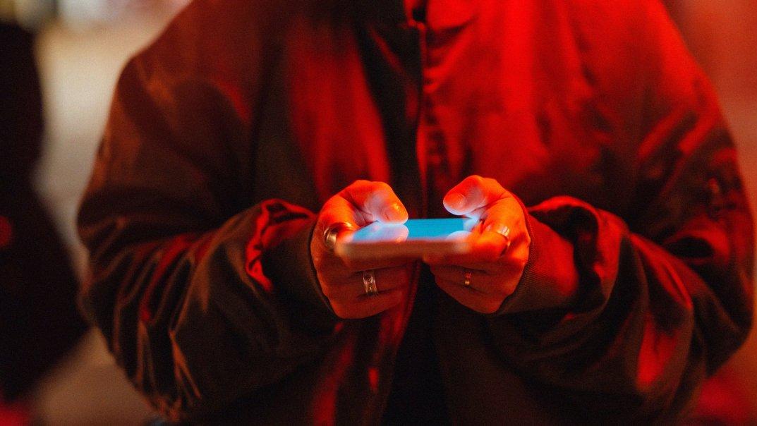 當AI成為毒藥：百萬級數據揭示“人工智能精神病”正在悄然蔓延