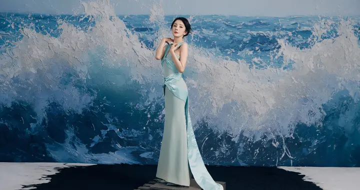 杨幂这身材比例太顶了，一袭冰蓝长裙“乘风破浪”，美得像25岁