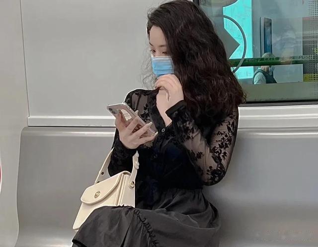穿衣搭配 40女人的黑色元素不仅有神秘感，更营造一种优雅的气质