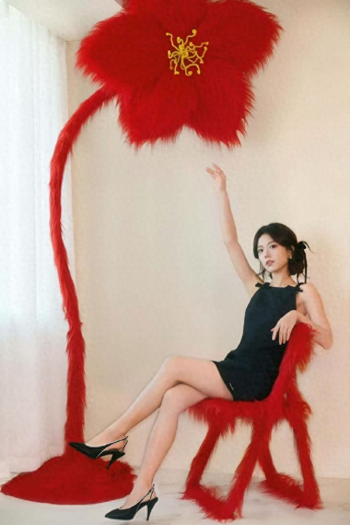 低挽青丝系柔光，赵今麦的缎带盘发写满法式浪漫。