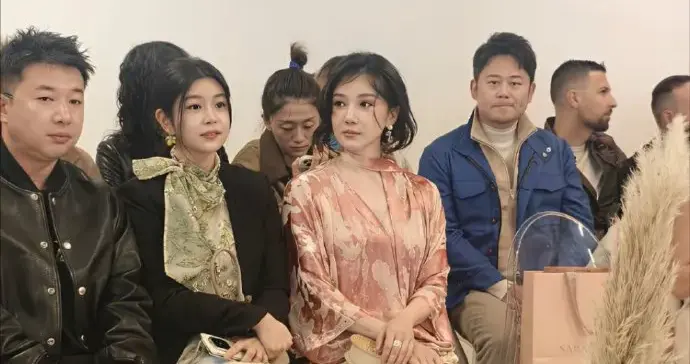 陈小纭长得跟芭比娃娃似的，真给我们女明星撑脸啊！ ???