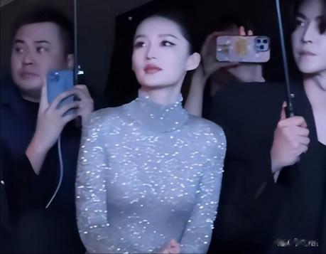 上海这一夜，妖艳四射的杨超越，败给了全裏出镜的李沁和张小裴