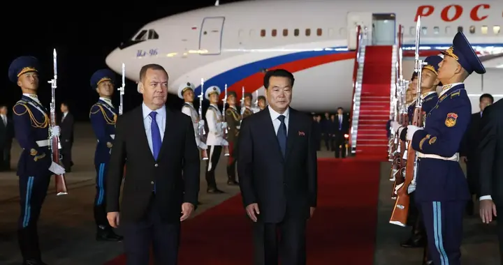 中俄专机先后抵达平壤，朝鲜迎来历史性时刻，这次阅兵重头戏来了