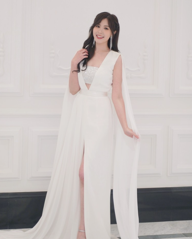 TVB力捧小花被狂热粉丝摸臀部，吓到表情慌张，呼吁理智追星