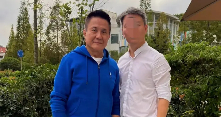 张志坚带老婆整骨美容，70岁年轻似50岁，出行有专车老婆背爱马仕