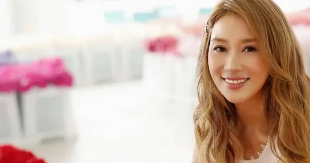 阔太徐子淇亮相艺术展：卷发白裙显优雅，与黎姿林恬儿开心合影