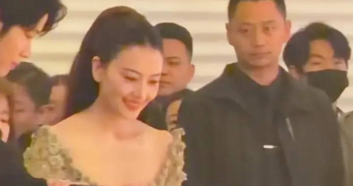 高圆圆真的老了，参加活动眼角细纹明显，大眼睛比常人老得更快