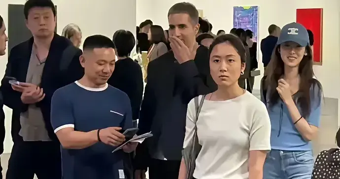 终于理解刘强东了，真人美得不像话