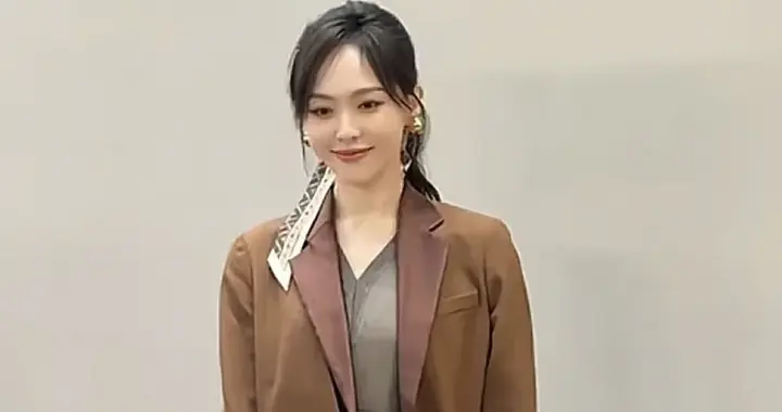 唐嫣身棕色调西装套装，内搭深灰衣物，发型精致