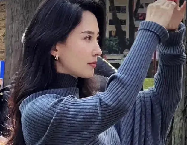 森林北寺庙烧香，紧身装凸显火辣身材，网友称汪峰太幸福了