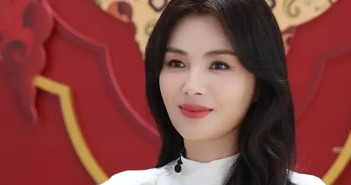 刘涛穿白色国风披肩连衣裙，优雅诠释东方美