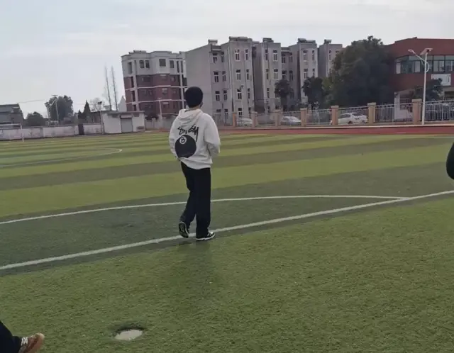 杨洋回合肥老家过年，戴黑色帽子和口罩，只露出眉眼依然很帅气