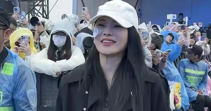 伊能静出席恩利音乐会，一身黑衣显低调，与粉丝一起淋雨无架子