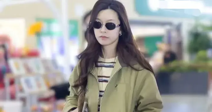 文咏珊机场穿搭真时髦！军绿色夹克+条纹T+阔腿裤，洋气又高级！