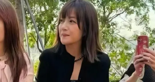 封杀4年，50岁赵薇又传新消息，状态不输当年，却走不了回头路！