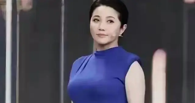 颜丙燕路人镜头暴打精修，低调到离谱，这才是顶级女人味