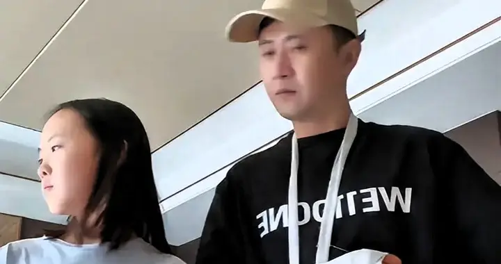 44岁杨帆被自家狗咬伤！央视同事上门探望，画风突变笑翻网友
