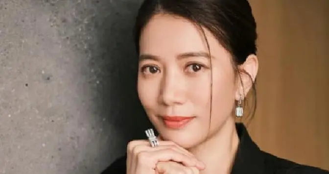 香港知名影后突然白发尽显，发际线崩了，被指比丈夫老