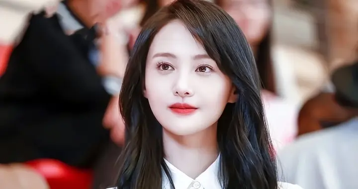 面相变了！逃到美国4年多，34岁郑爽近照被曝，早年风光已然不再