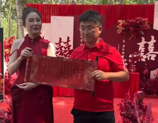 40岁百万粉丝网红姜涛订婚！与小9岁女友甜蜜互动，仪式感十足