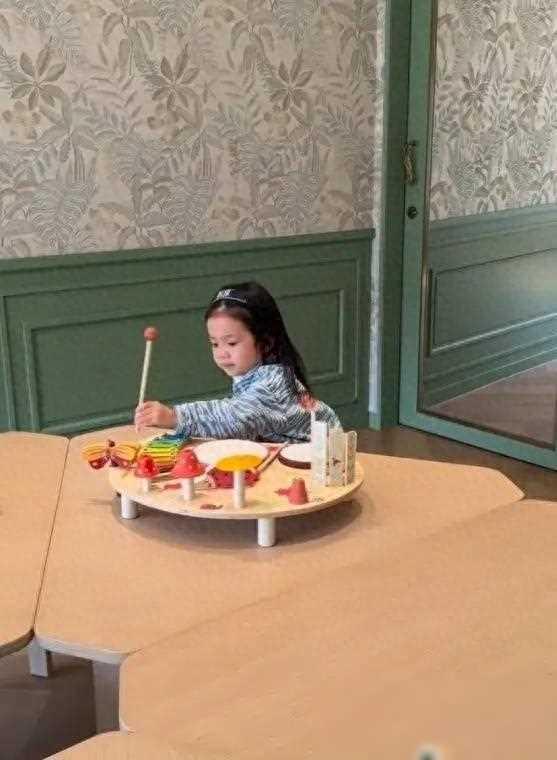 王阳带妻女在香港度假 亲娃拍合照一家其乐融融