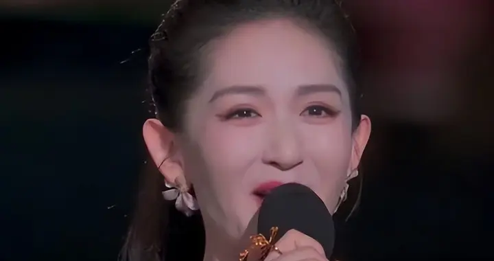 央视中秋晚会这夜，一舞台的专业歌手，却愣是没唱过两个跨界演员