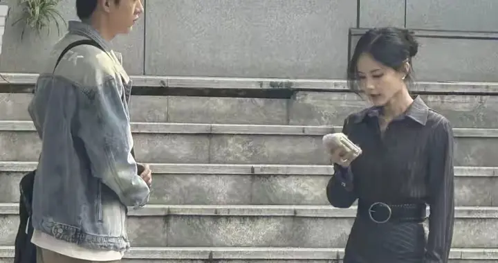 李一桐大冬天拍戏穿短裙，生图颜值身材双在线，这才是真女星