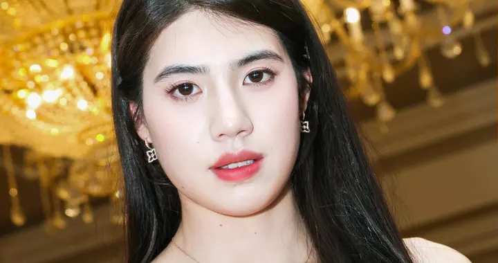 张雨霏今日分享美照配文:祈尔繁芜胜常春！