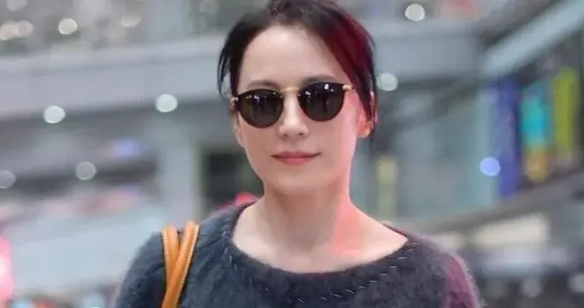 54岁俞飞鸿扎丸子头年轻25岁！穿灰色毛衣+毛呢阔腿裤 简约又时髦