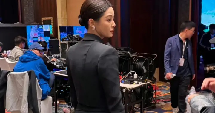 北京偶遇影后辛芷蕾，我们蕾子这一身好板正啊