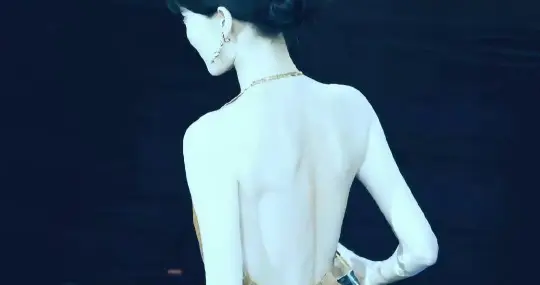 张小斐｜皮肤白得都不需要聚光灯了 ???，白得自带高光滤镜