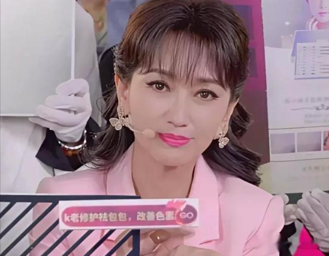 赵雅芝直播间被骂一把年纪还出来卖笑，气得手发抖还坚持介绍产品