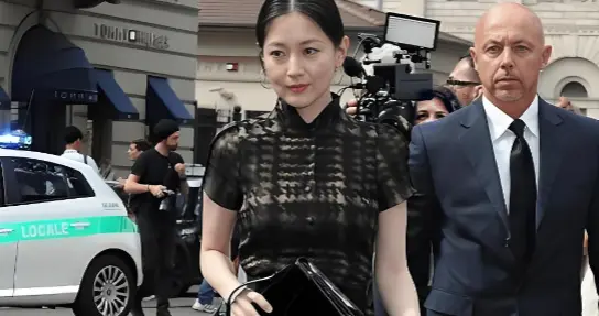 李英爱过了50岁后大换风格，穿旗袍+高跟鞋去看秀，美出新高度