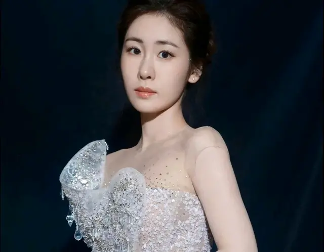 张碧晨人美歌甜身材好，张碧晨身材标致脸蛋漂亮唱歌声音也好听