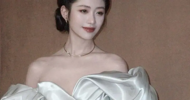 向涵之纯白抹胸礼裙，美美的公主