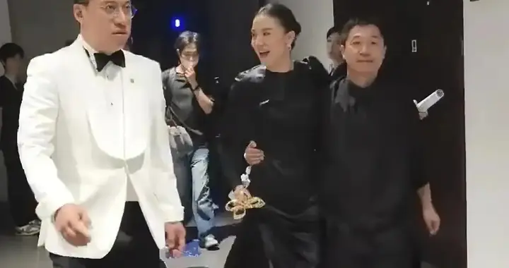 44岁宋佳公然与老头搂腰被拍，亲密像情侣 网友:放开我女神让我来