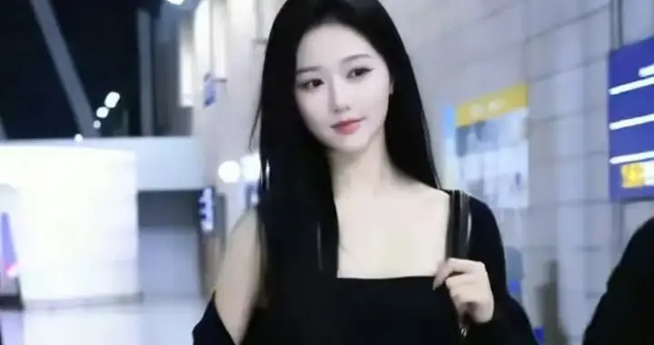 巴黎时装周，曝短剧女演员岳雨婷没被品牌方认领