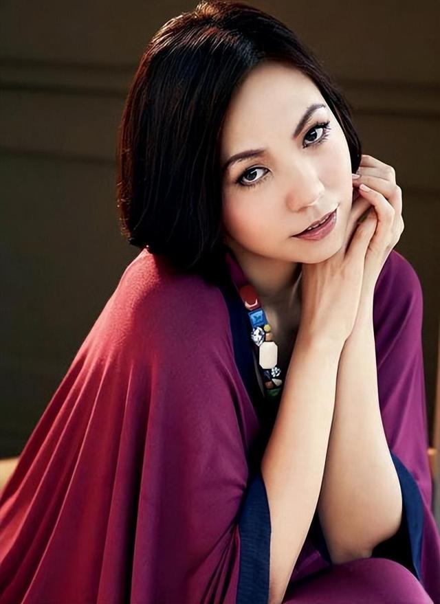 22岁签10年“卖身契”，爱情长跑18年离婚告终，52岁她终活出自我