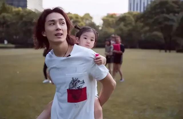 戚薇回婆家美国过年，2岁二胎儿子首次公开，留着长发皮肤黝黑