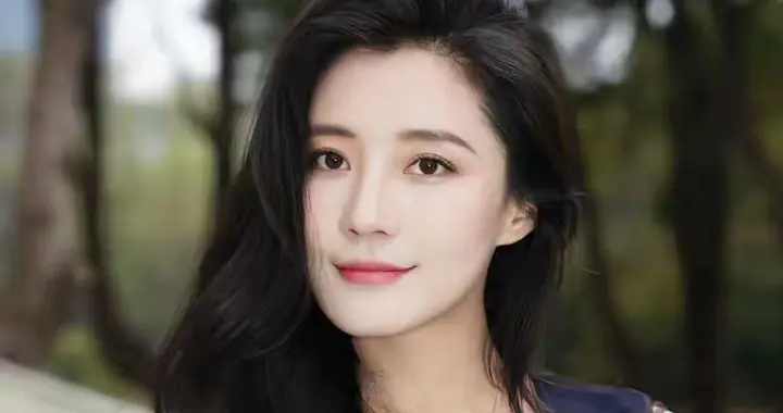 林瑾希藏蓝针织裙造型刷屏