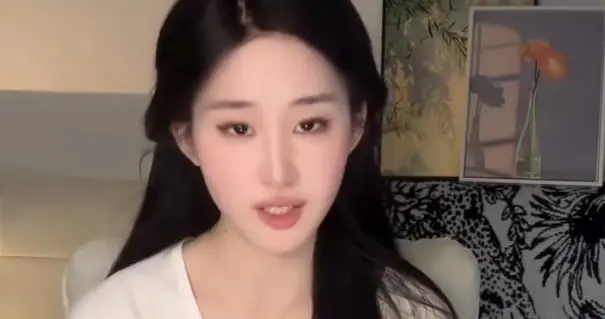 撞脸刘亦菲网红因工资低选择做主播：一月2千多，真的过不下去