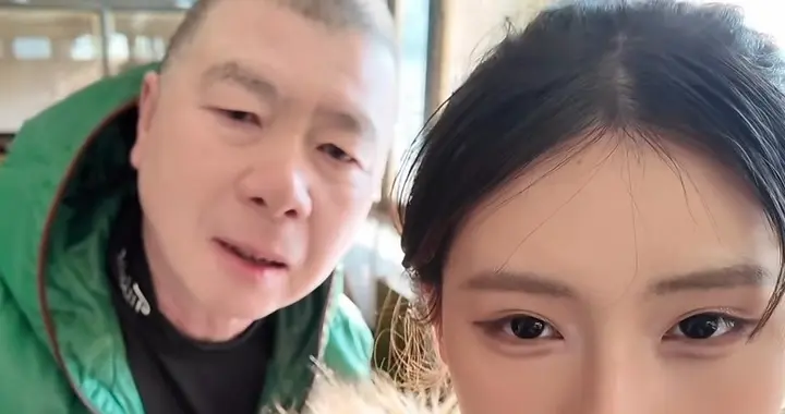 徐帆闺女晒北京别墅，家里装修偏旧但很大，冯小刚夫妻私下很宠她