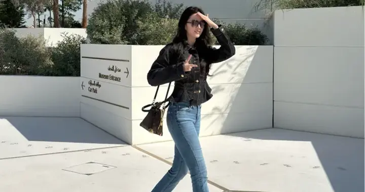 刘亦菲又晒旅行美照，穿搭简约却藏不住好身材，指间钻戒实力抢戏