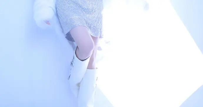 沈月脚踩白色高跟筒靴，这玉腿也太嫩了