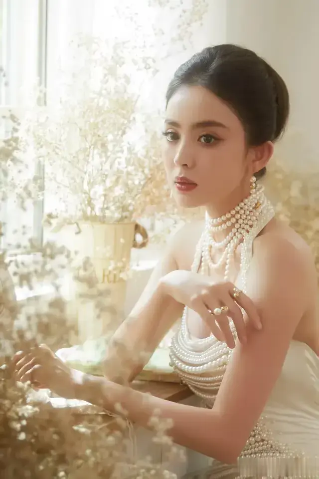 古力娜扎穿这条裙真的超级显气质 高贵优雅 绝绝子 好想拥有同款啊～